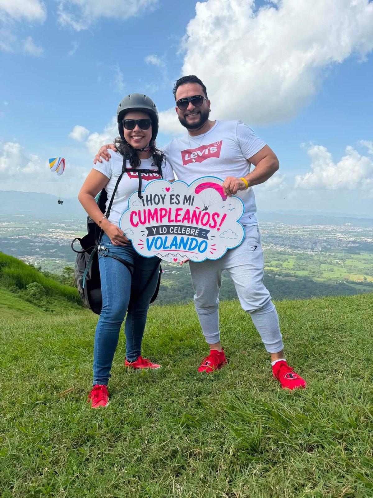 Pareja celebrando una experiencia de parapente en Fortín