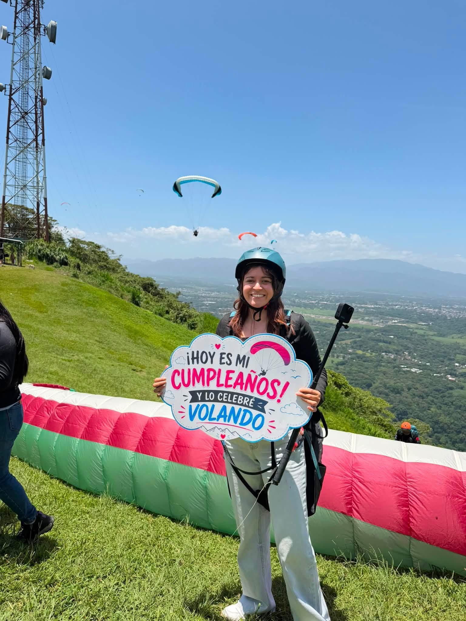 Persona preparada para volar en parapente con vista panorámica de Fortín de las Flores